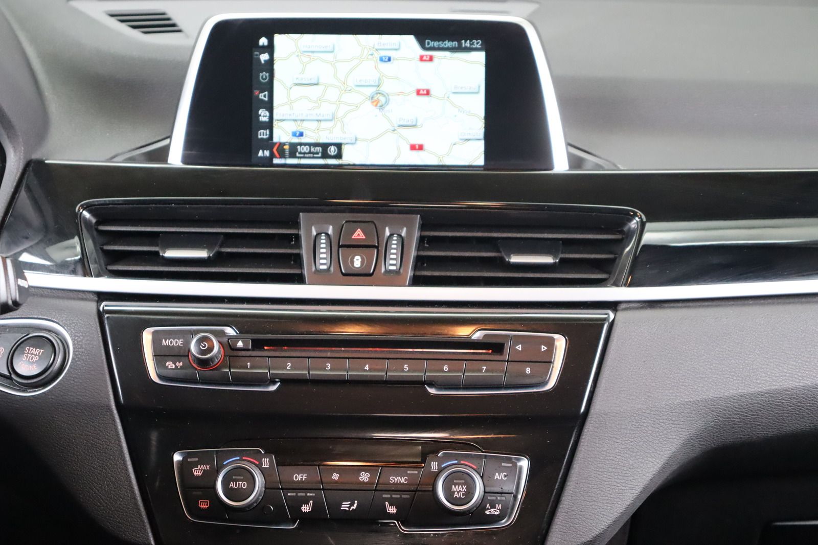 Fahrzeugabbildung BMW X1 xDrive18d * LED * Navi * RFK