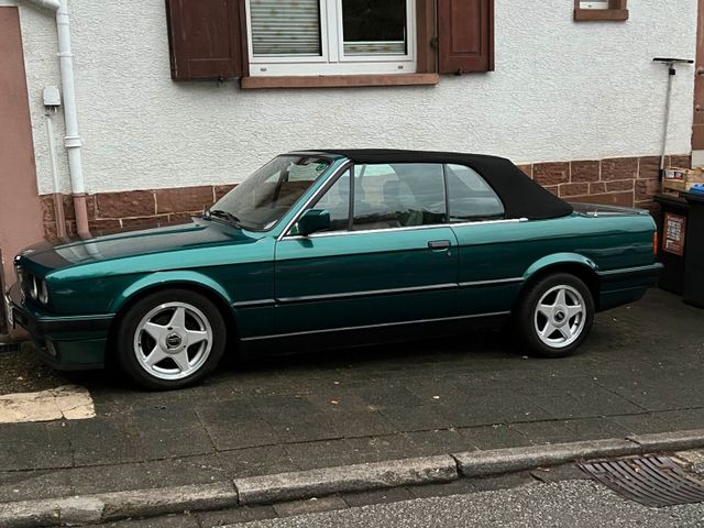 BMW E30 Cabrio 320 i Lagunengrün metallic