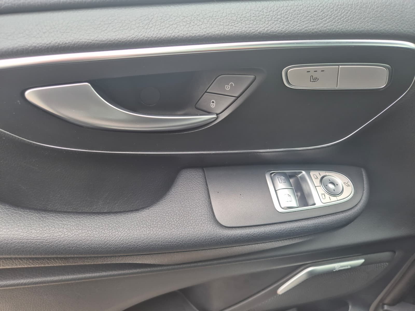 Fahrzeugabbildung Mercedes-Benz V 300 d 4MATIC lang AMG PANO*Mittelkonsole*AHK