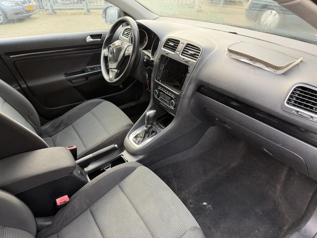 Volkswagen Golf 2012 — interior