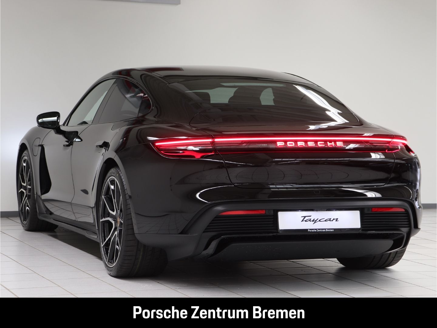 Porsche Taycan Black Edition Panoramadach Head-Up 21'' imagem 3