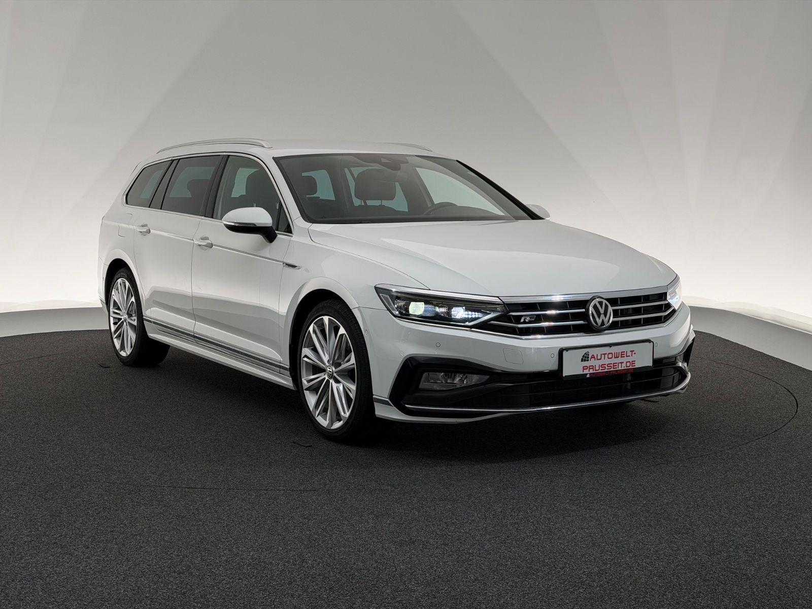 Gebrauchtwagen Volkswagen Passat Passat Var. 4Mo.*ELEGANCE*R LINE-MATRIX-AHK-ACC in Fulda