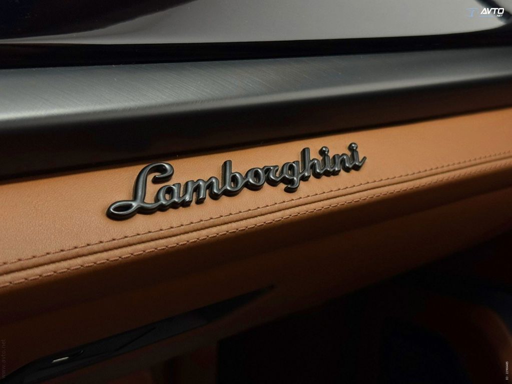 LAMBORGHINI Urus 2026