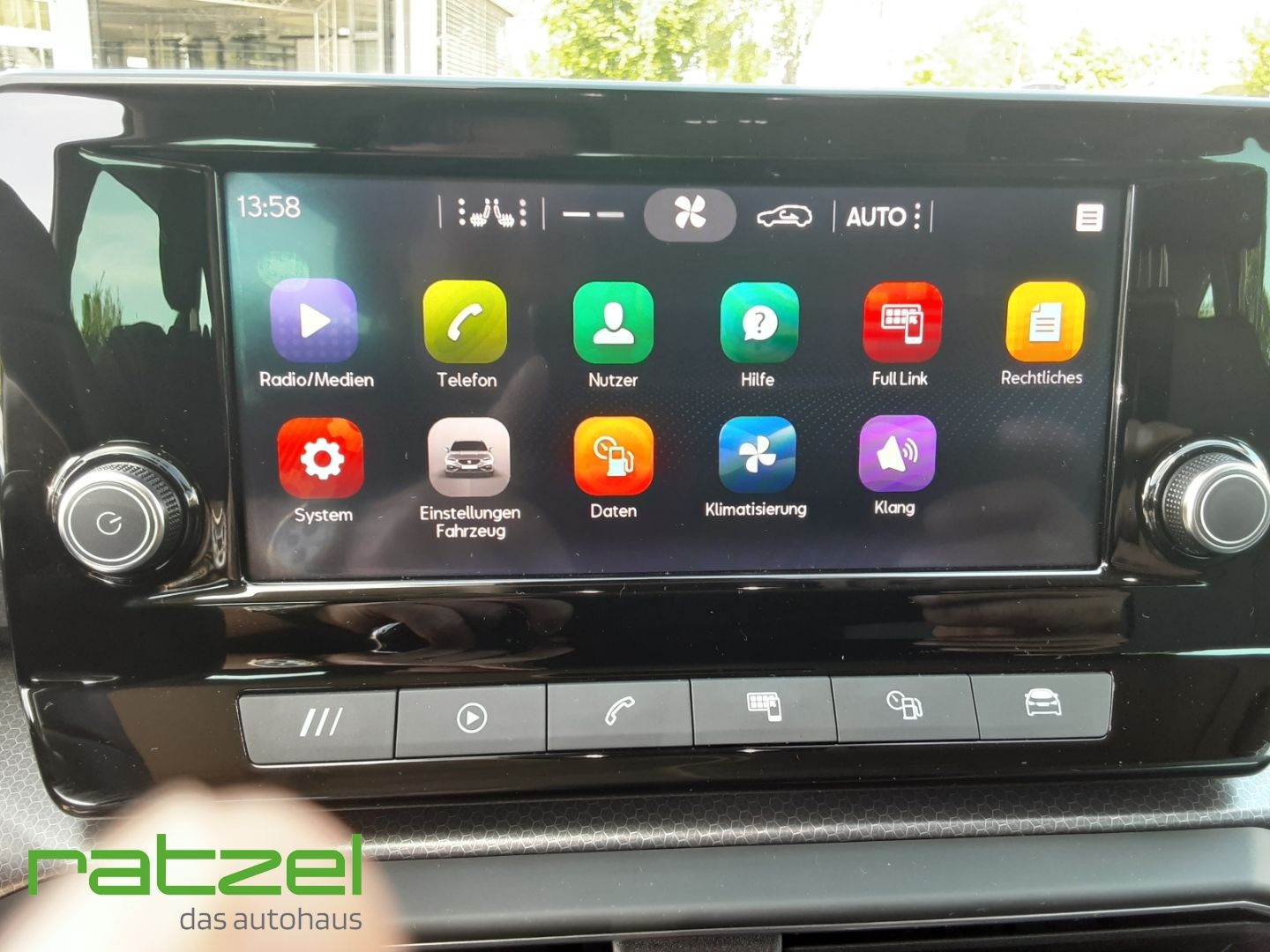 Fahrzeugabbildung SEAT Leon Sportst. Style 1.0 eTSI LED El. Heckklappe