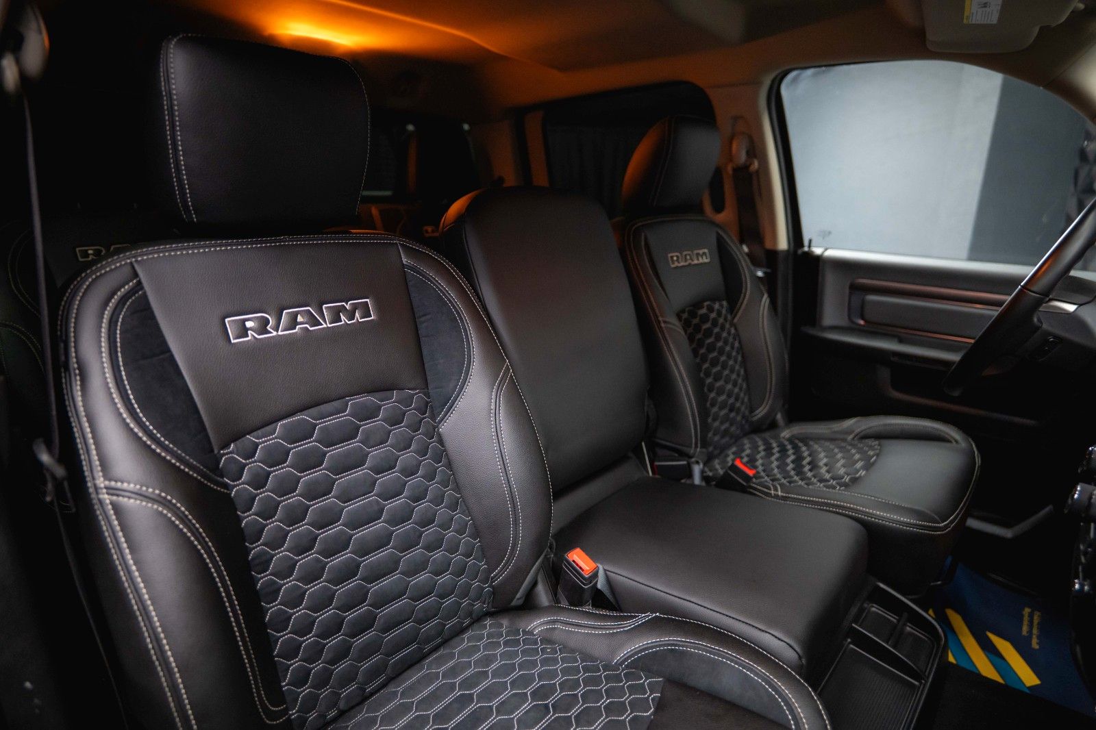 Fahrzeugabbildung Dodge RAM 3.6 V6 4x4 OFFROAD BLACK EDITION *LED*6Sitze