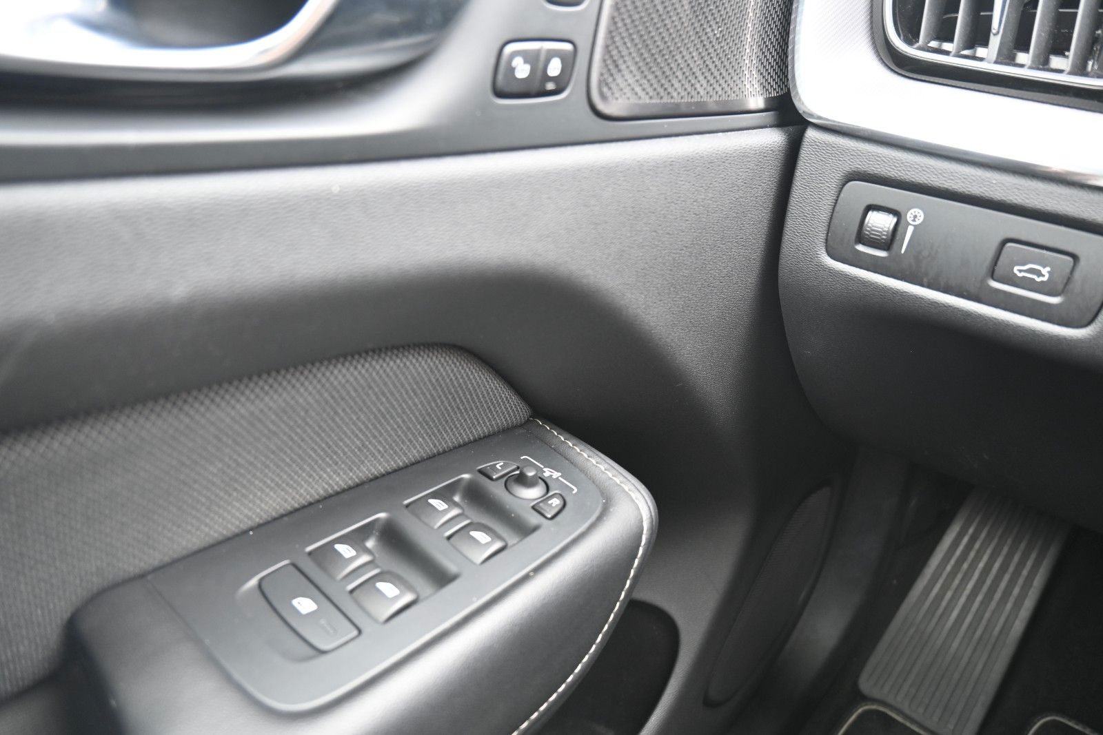Fahrzeugabbildung Volvo XC60 B4 D AWD R Design*STDHZG*PANO*RFK*ACC