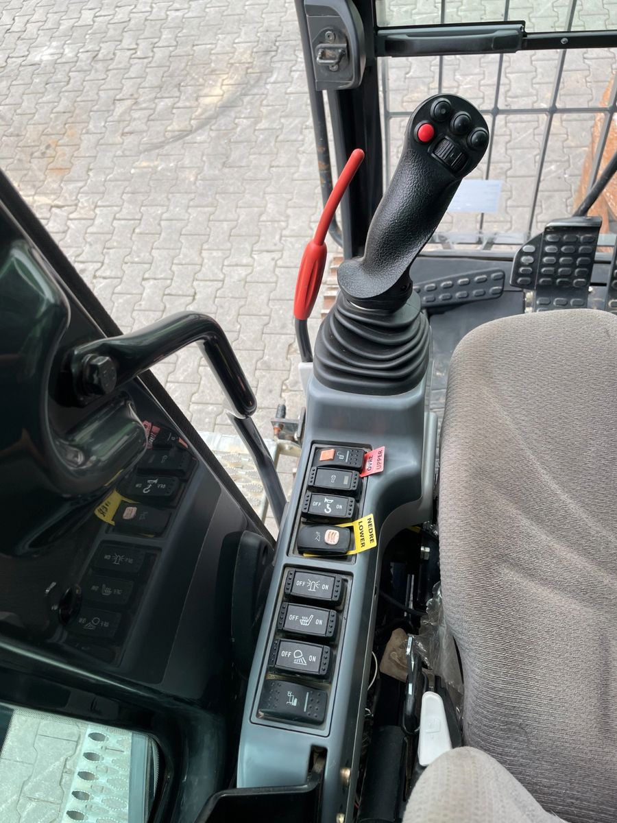 Fahrzeugabbildung Hitachi ZX225USLC-6 / 1.690h / OQ65 / Greifersäge