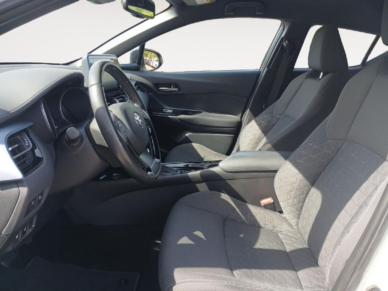 Fahrzeugabbildung Toyota C-HR Hybrid Team D