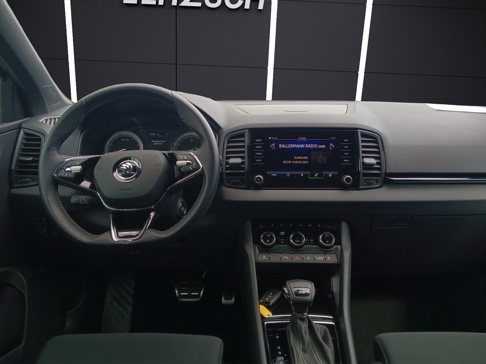 Fahrzeugabbildung SKODA Karoq TSI Sportline DSG LED AHK Navi ACC PDC SH