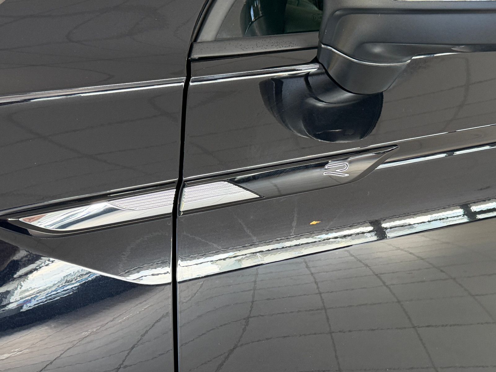 Fahrzeugabbildung Volkswagen Tiguan Allspace R-Line /PANO/HUD/HARMAN-KARDON/
