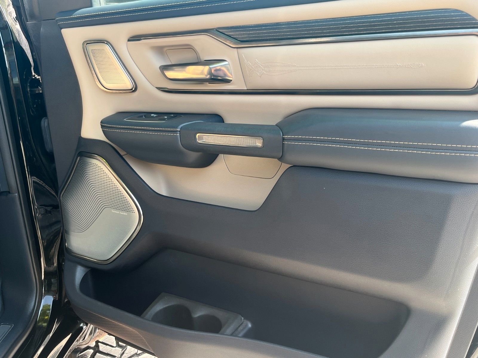 Fahrzeugabbildung Dodge RAM 1500 Limited  10"höher Alles Eingetragen!!!