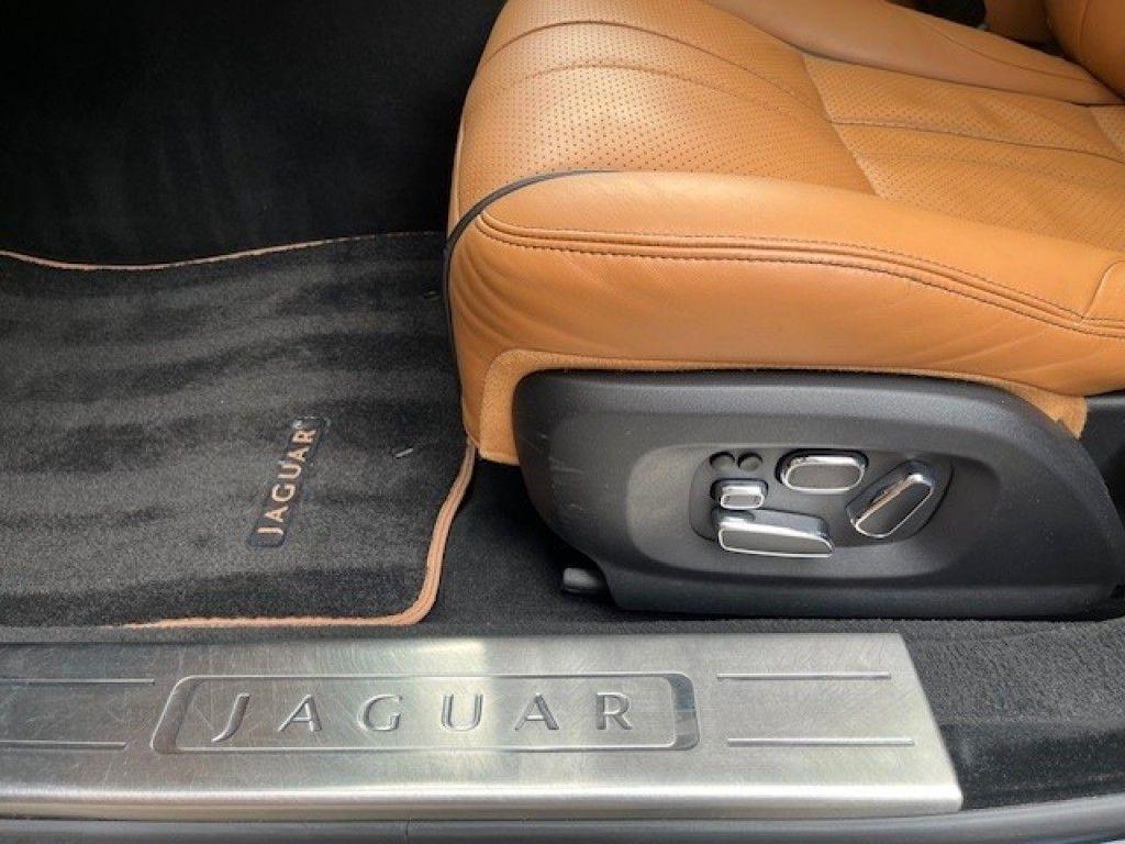 Jaguar XJ 3.0 V6 Diesel 275 ch – Design Edition Sport – Pano – 20" – Cuir – Caméra