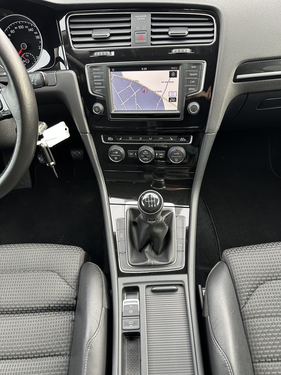 Fahrzeugabbildung Volkswagen Golf VII 2.0 TDI Highline NAV+XEN+LEDER+17ZO+2HD