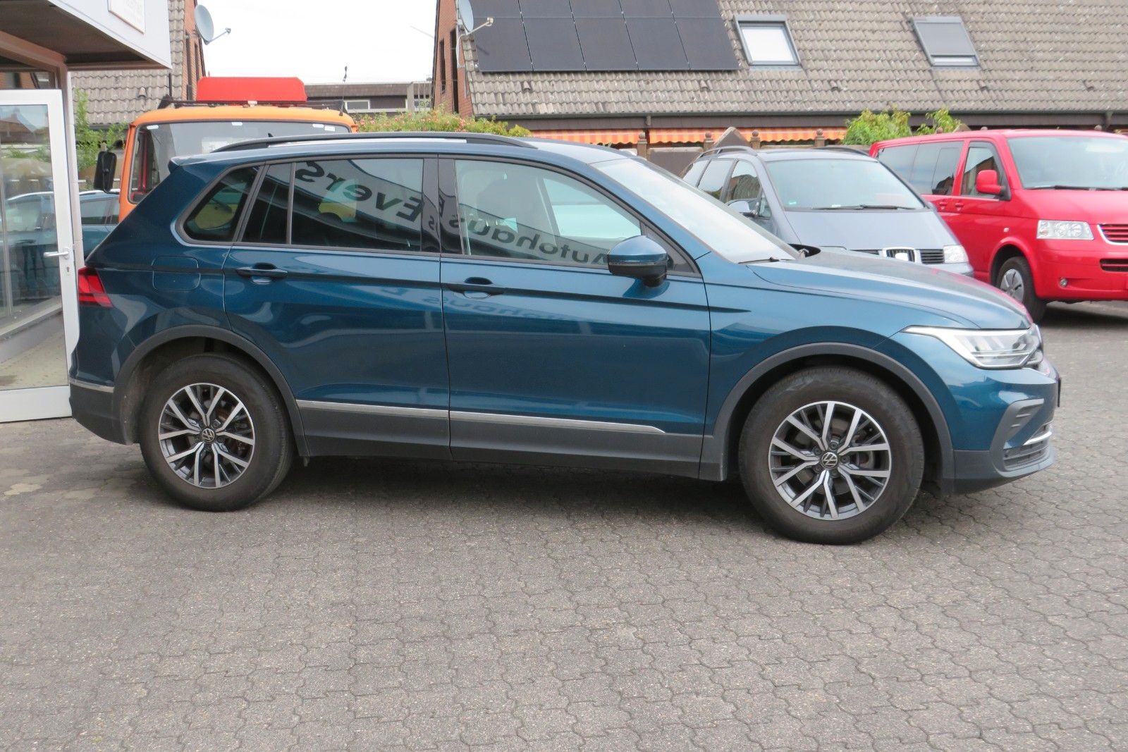 Fahrzeugabbildung Volkswagen Tiguan Life DSG AHK KAMERA ACC PDC SITZH. NAVI 1