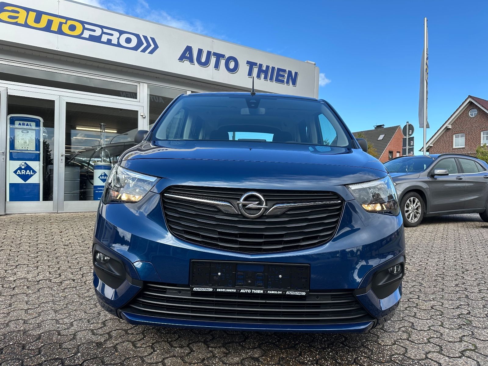 Fahrzeugabbildung Opel Combo Life 1.5 D Edition AHK/SHZG/Parkpilot/GRA