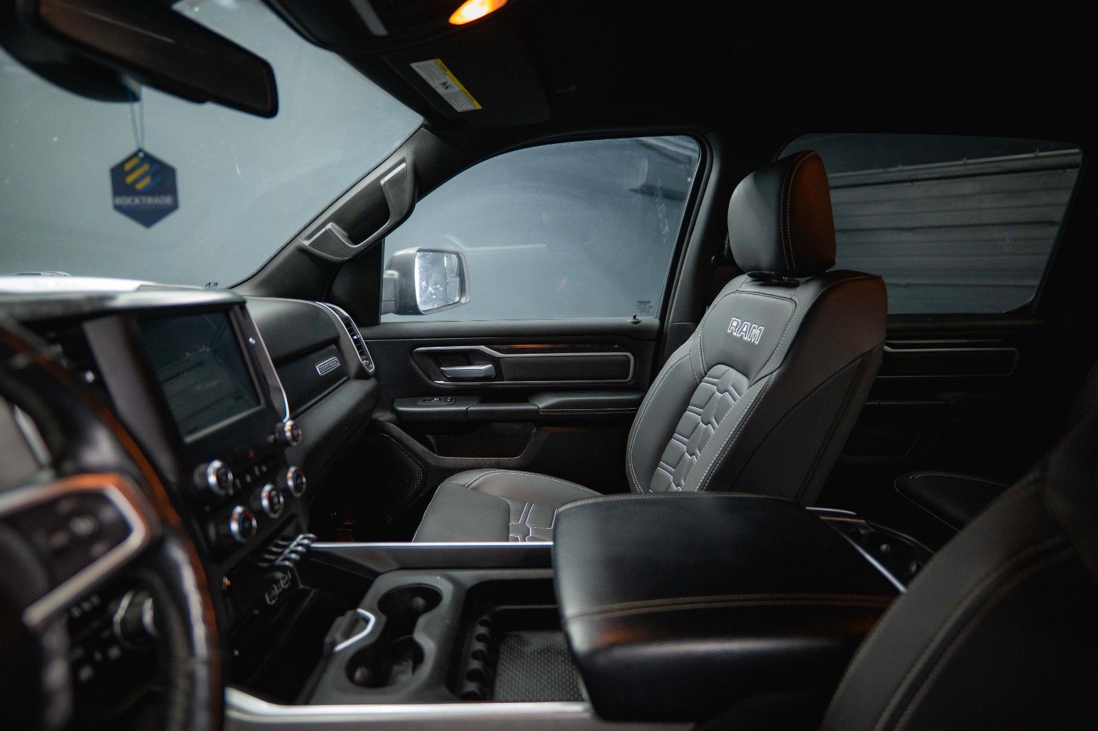 Fahrzeugabbildung Dodge RAM 5.7 V8 HEMI 4x4 OFFROAD Night-Paket *LED*