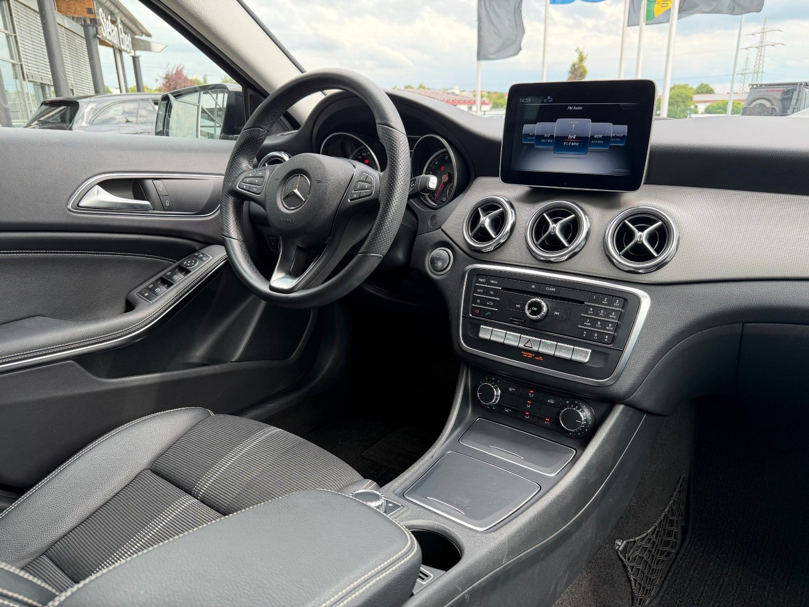 Fahrzeugabbildung Mercedes-Benz GLA 200 Progressive+RKamera+TotW+CarPlay+LED