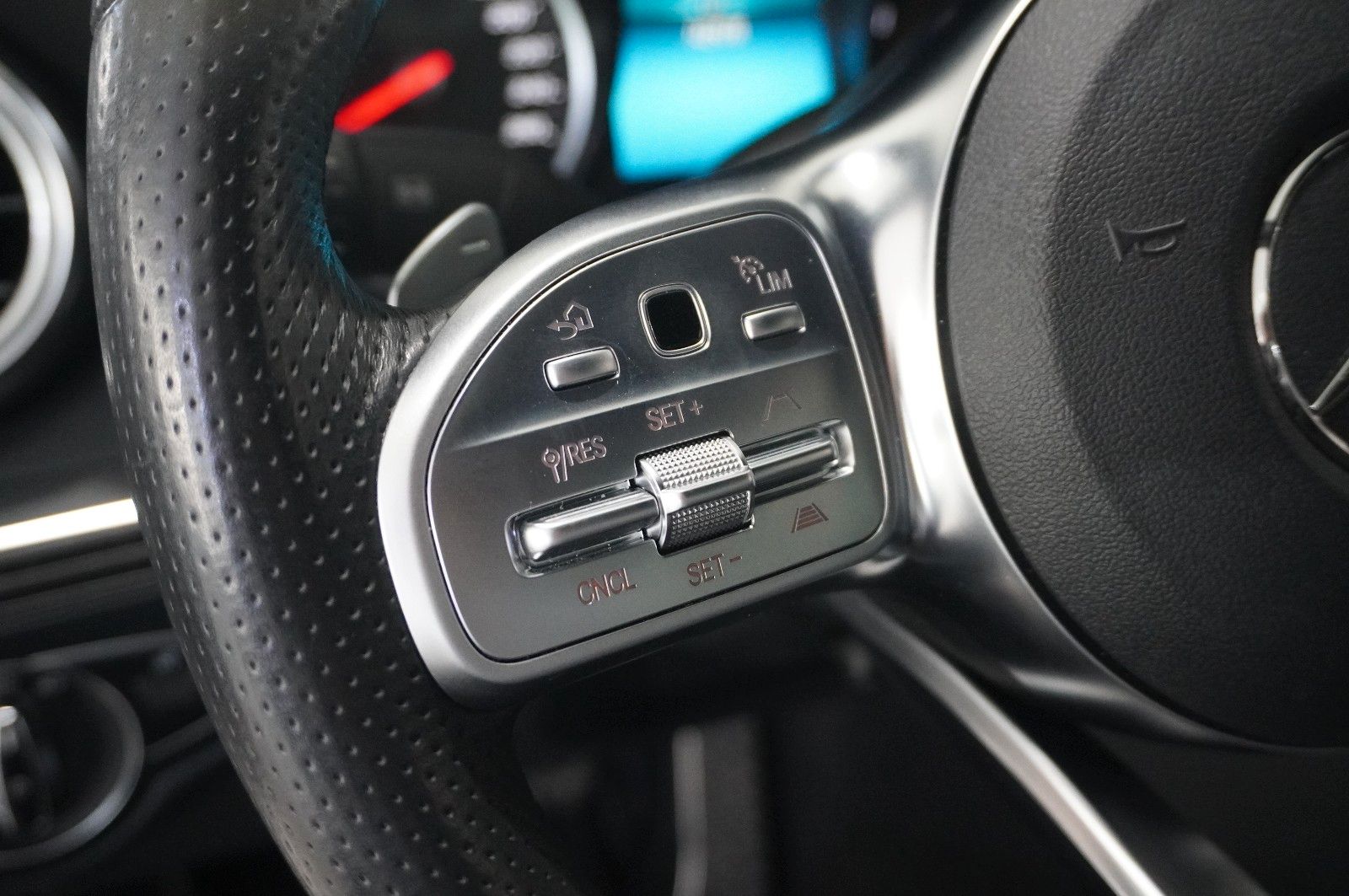 Fahrzeugabbildung Mercedes-Benz C 220D LIM. AMG LINE NAVI/LED/KAMERA/SPORT/AHK
