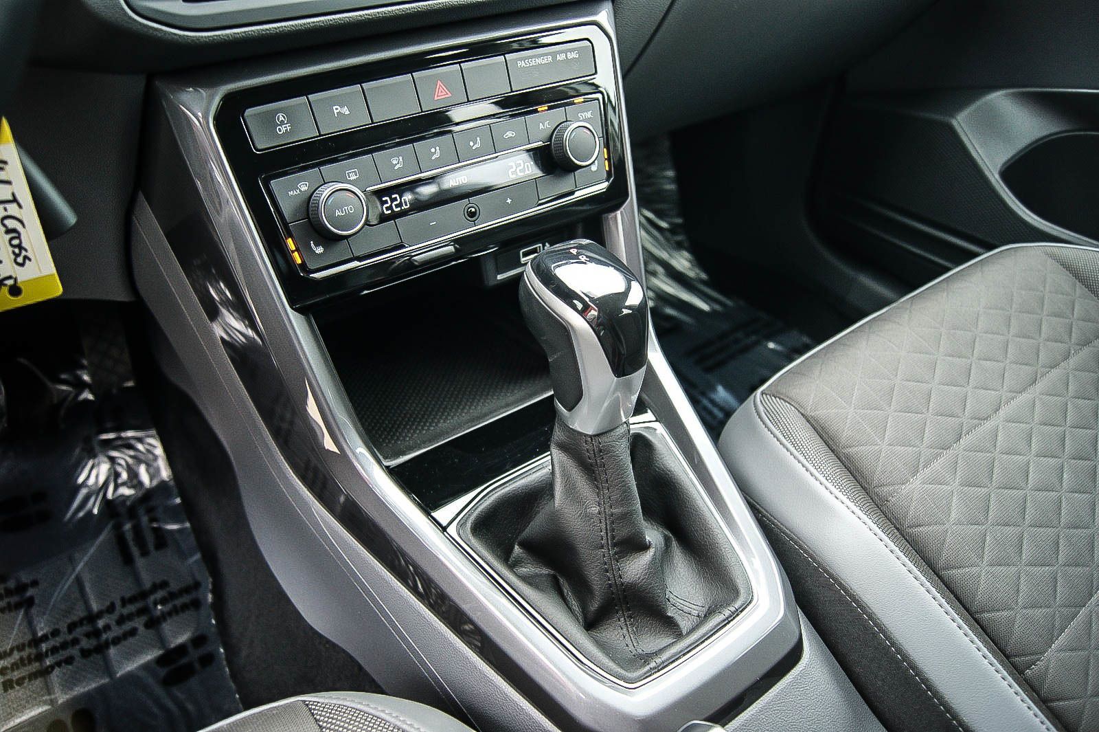 Fahrzeugabbildung Volkswagen T-Cross 10 Style DSG R-LINE VIRTUAL NAVI ACC 18'