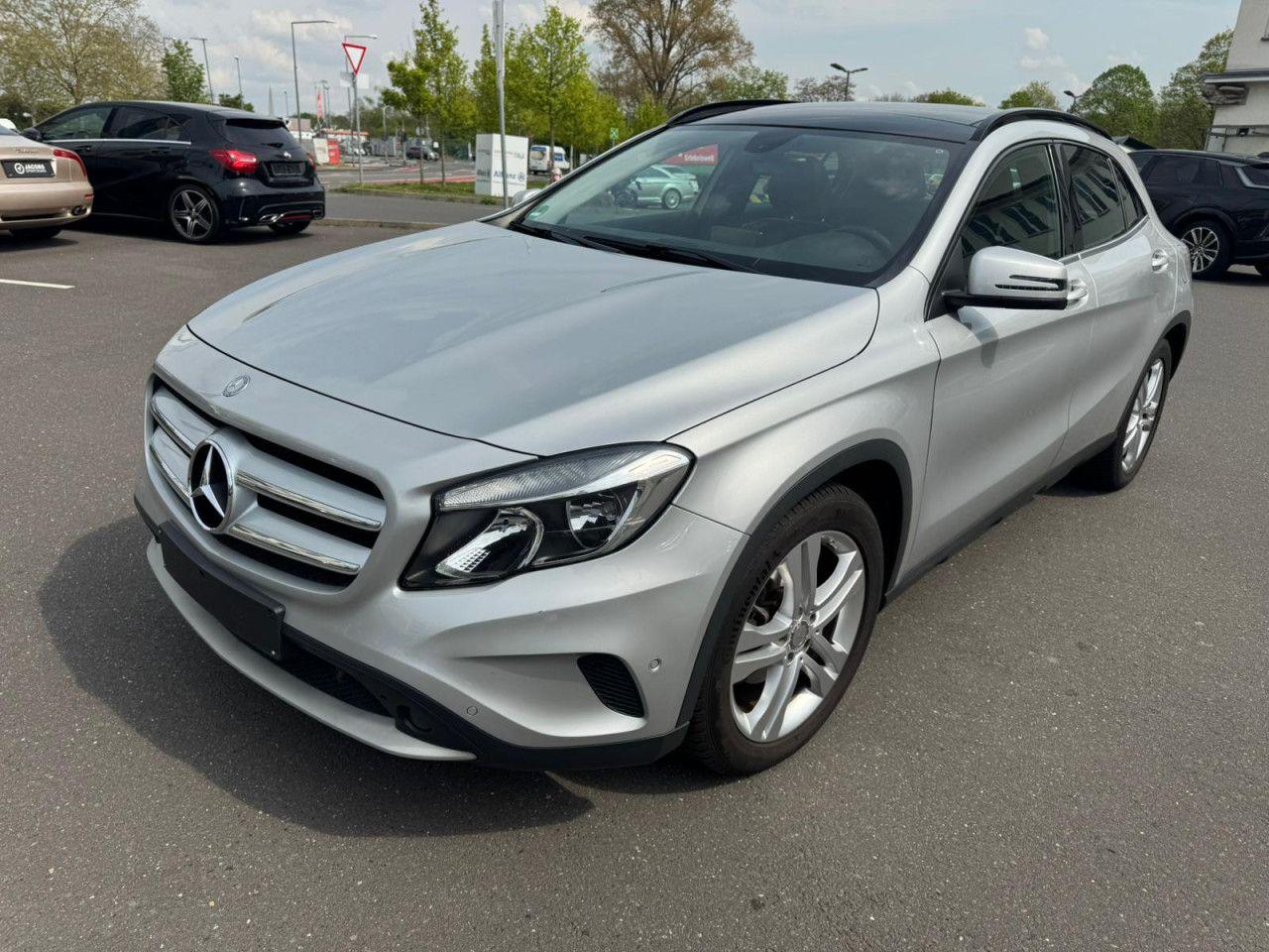 Mercedes-Benz GLA 180 d 7G-DCT Style Pano+Shz+Temp+Kam+Navi