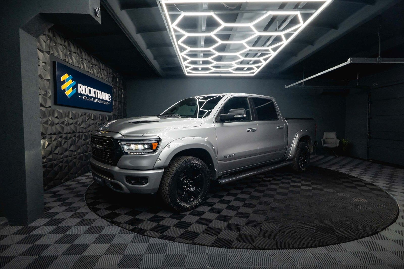 Fahrzeugabbildung Dodge RAM 5.7 V8 HEMI 4x4 OFFROAD Night-Paket *LED*19%