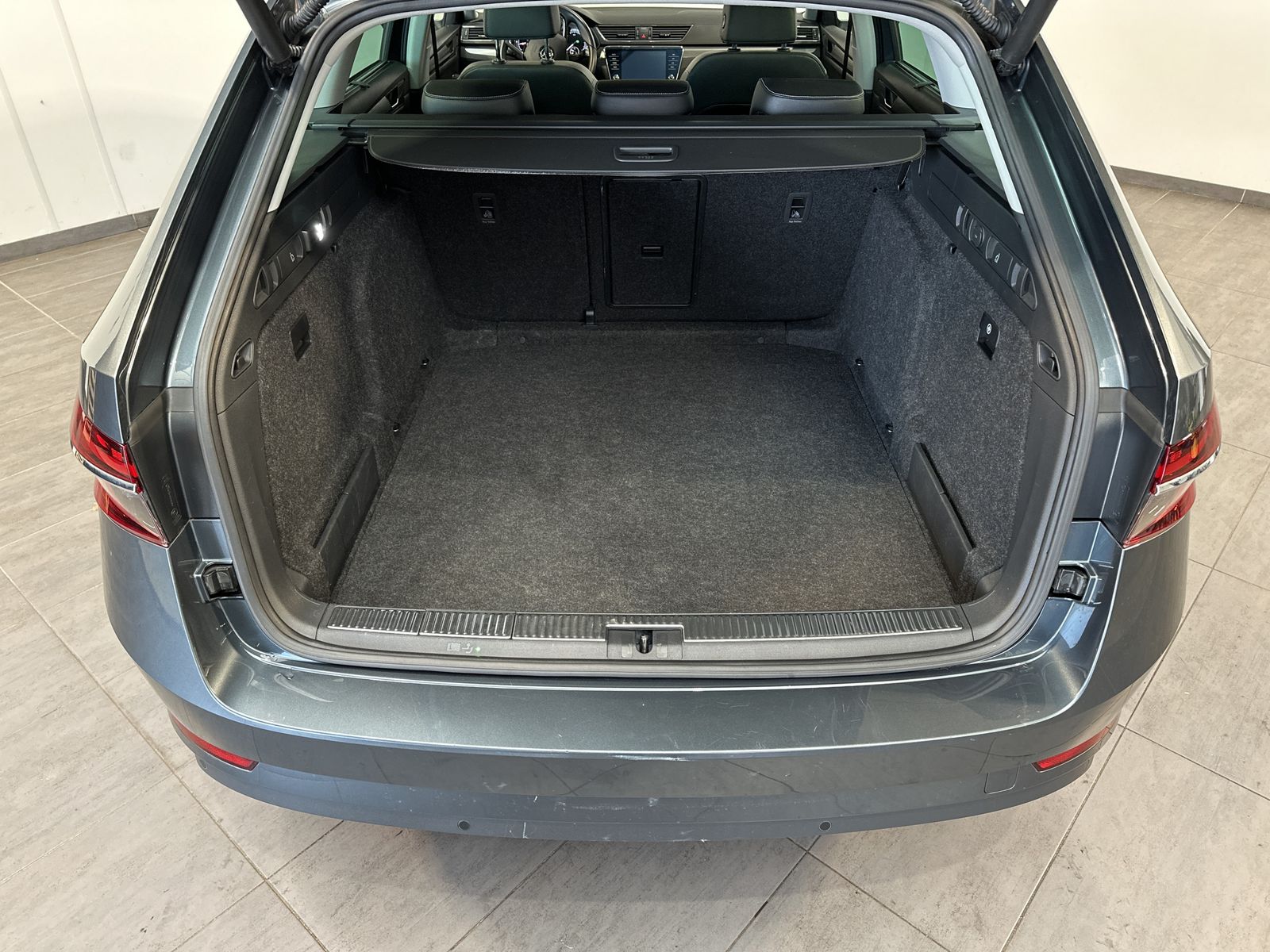 Fahrzeugabbildung SKODA Superb Combi 2.0 TDI DSG 4x4 NAV+LED+VCOCK+PANO