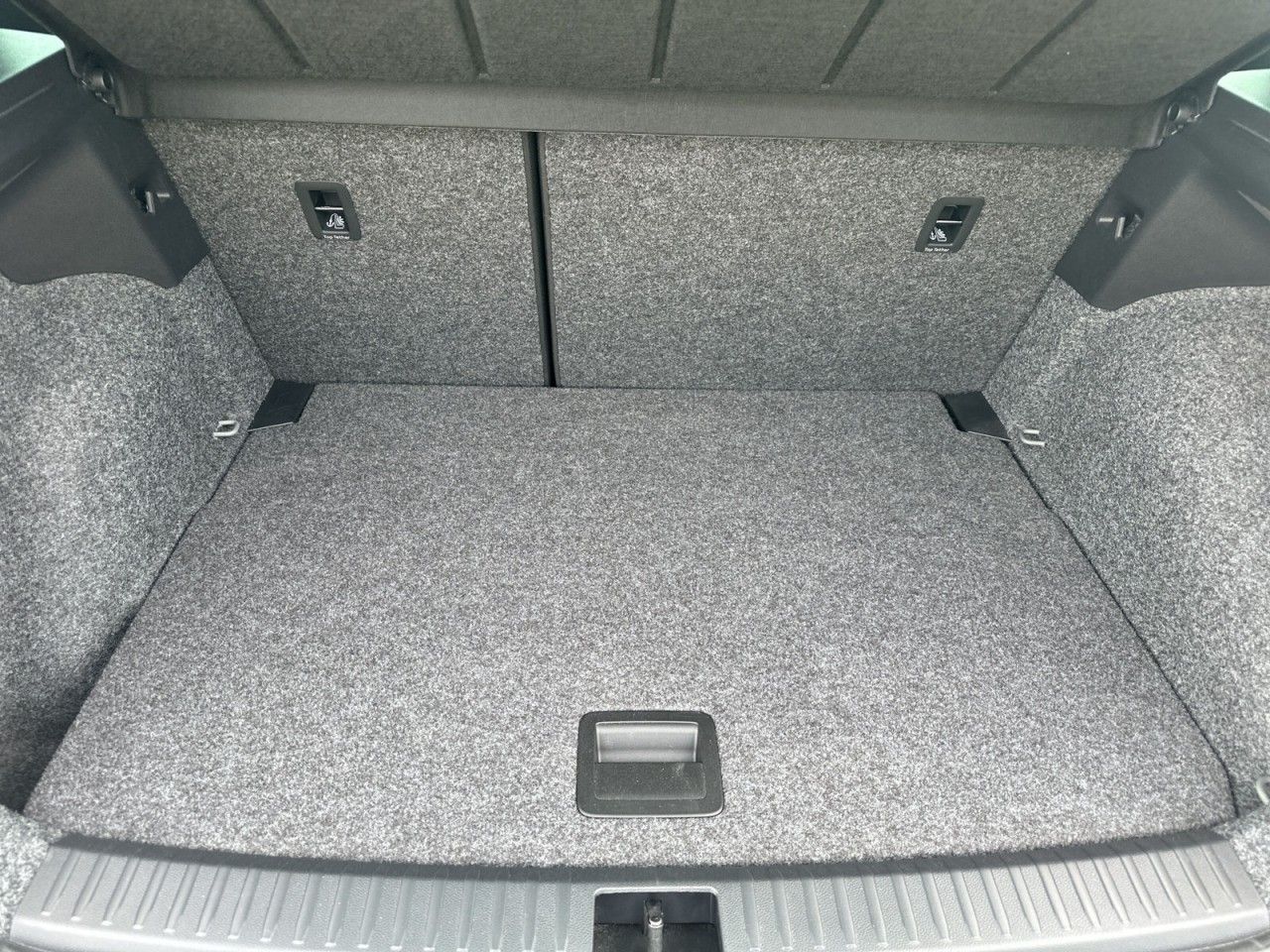 Fahrzeugabbildung SEAT Arona FR Black Edition 1.5 TSI 110 PS DSG - mit KI generiert/bearbeitet