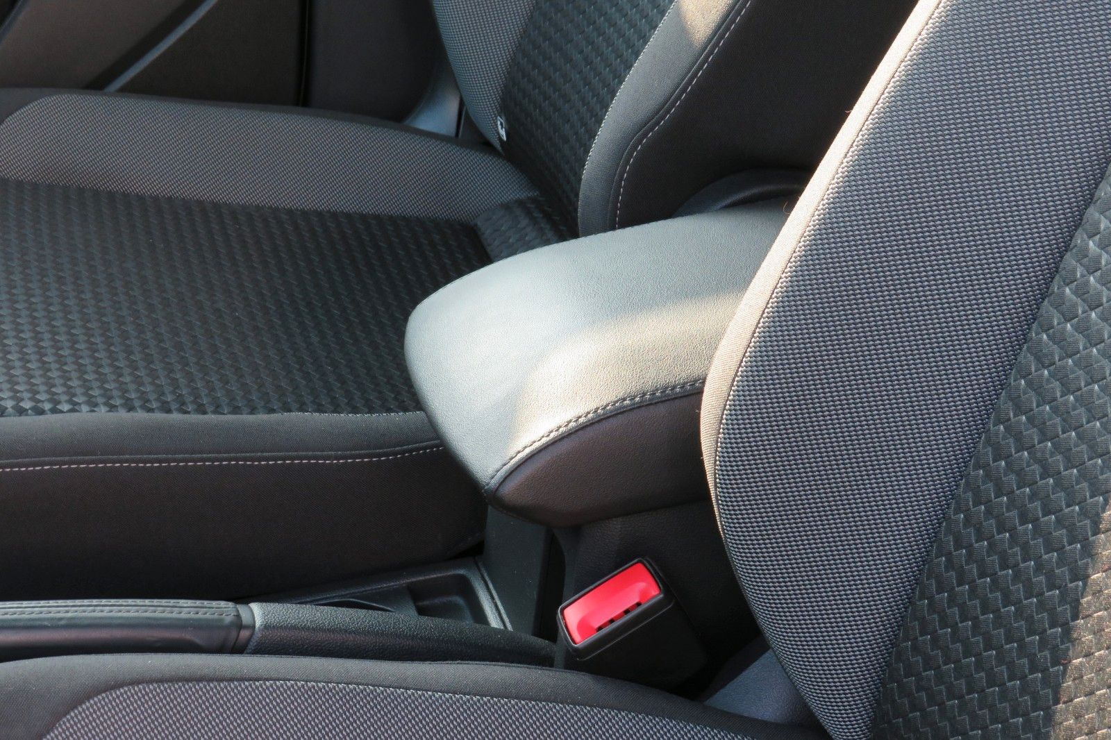 Fahrzeugabbildung Volkswagen T-Cross Active ACC NAVI APP GJ SITZH. PDC 1HD