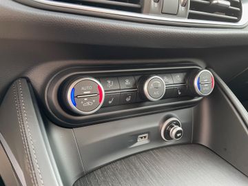 Fahrzeugabbildung Alfa Romeo Stelvio Lusso Ti Q4 Navi Pano RFK AHK H&K uvm .
