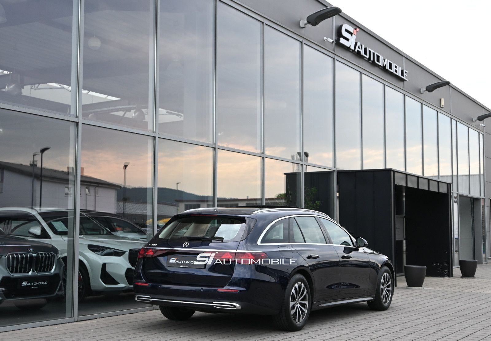 Fahrzeugabbildung Mercedes-Benz E 200 T Avantgarde Adv. °ACC°AHK°PANORAMA°8-FACH
