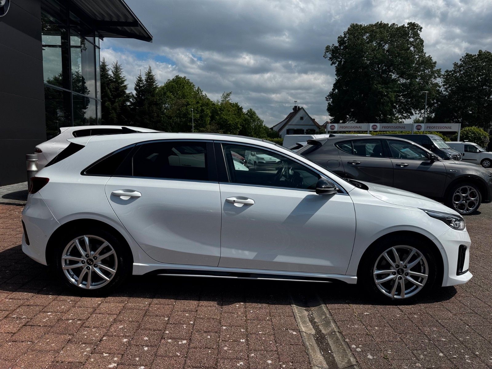 Fahrzeugabbildung Kia Ceed 1.4 GT-LINE GLASDACH NAVI KAMERA SITZHEIZUN