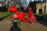 Vespa Primavera 50 Red Mit Zubehör - VESPA ROT