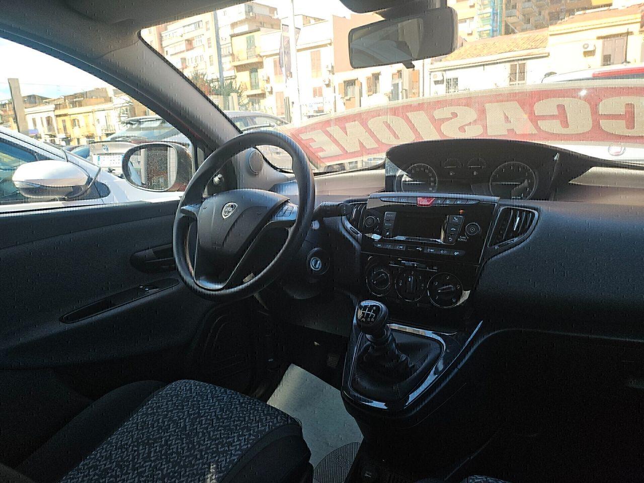 Lancia Ypsilon 1.0 FireFly Hybrid Ecochic Silver