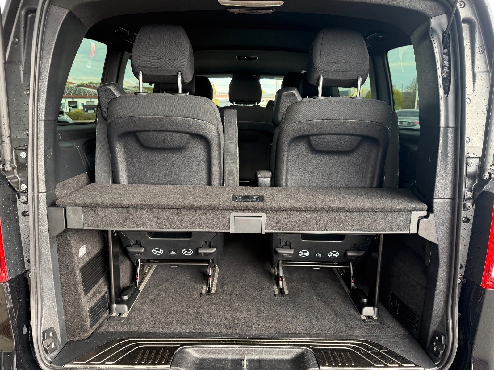 Fahrzeugabbildung Mercedes-Benz V 250 d EDITION AMG Kompakt AHK2,5 DISTRONIC