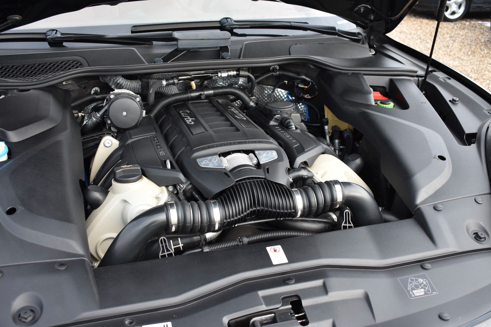 Fahrzeugabbildung Porsche Cayenne Turbo Panorama AHK Sport Chrono Keramik