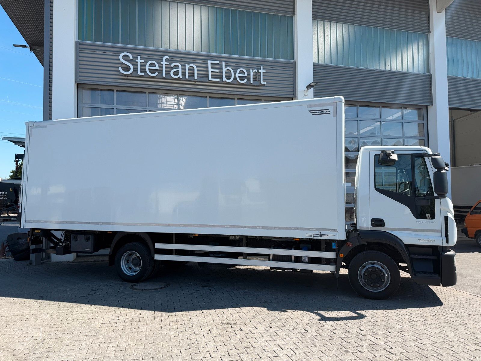 Fahrzeugabbildung Iveco Eurocargo ML120E25 LBW PAlfinger 1.500kg 3 Sitze