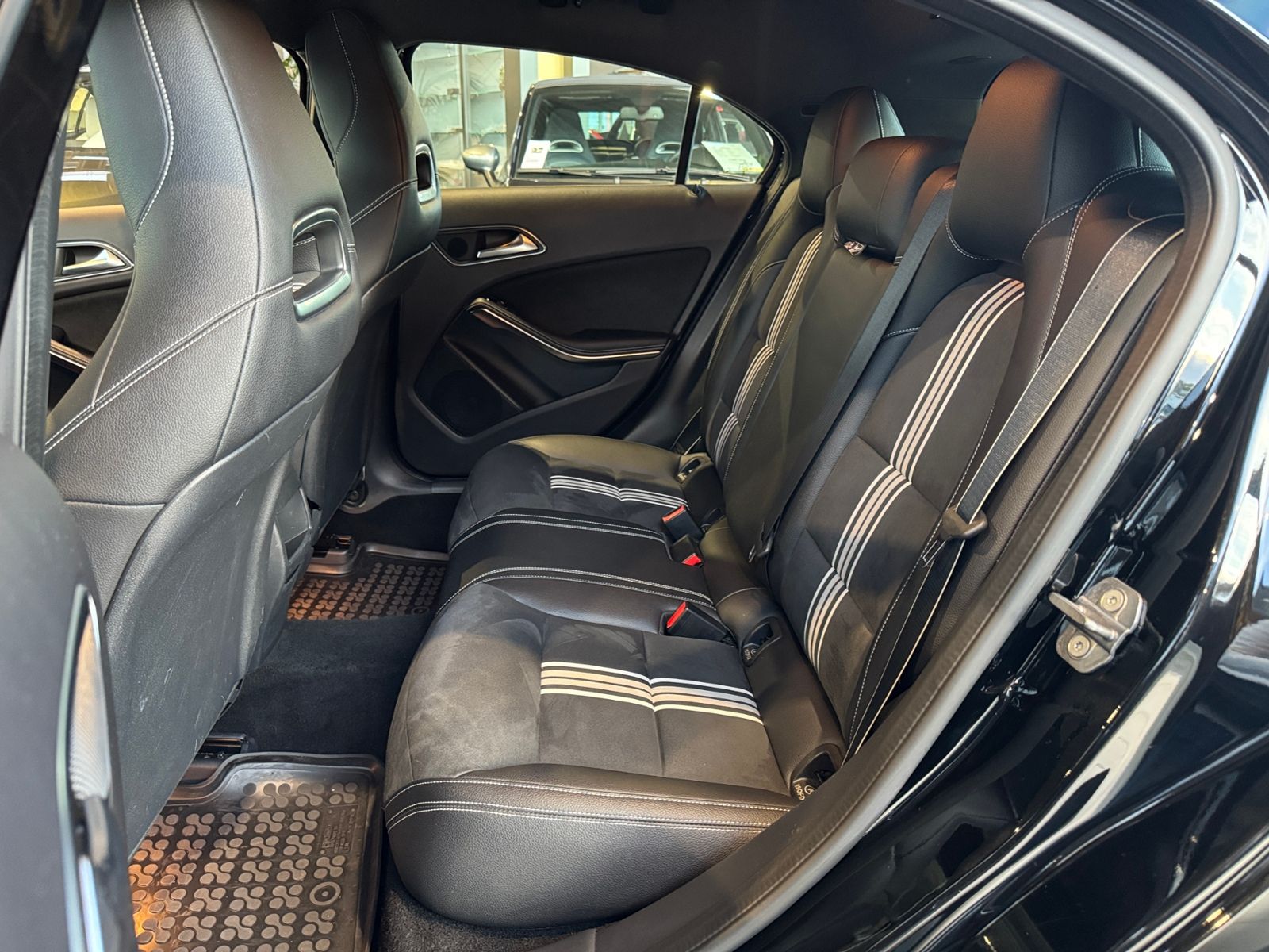 Fahrzeugabbildung Mercedes-Benz A 200 AMG Line PEAK Edition LED NAV SHZ 18"