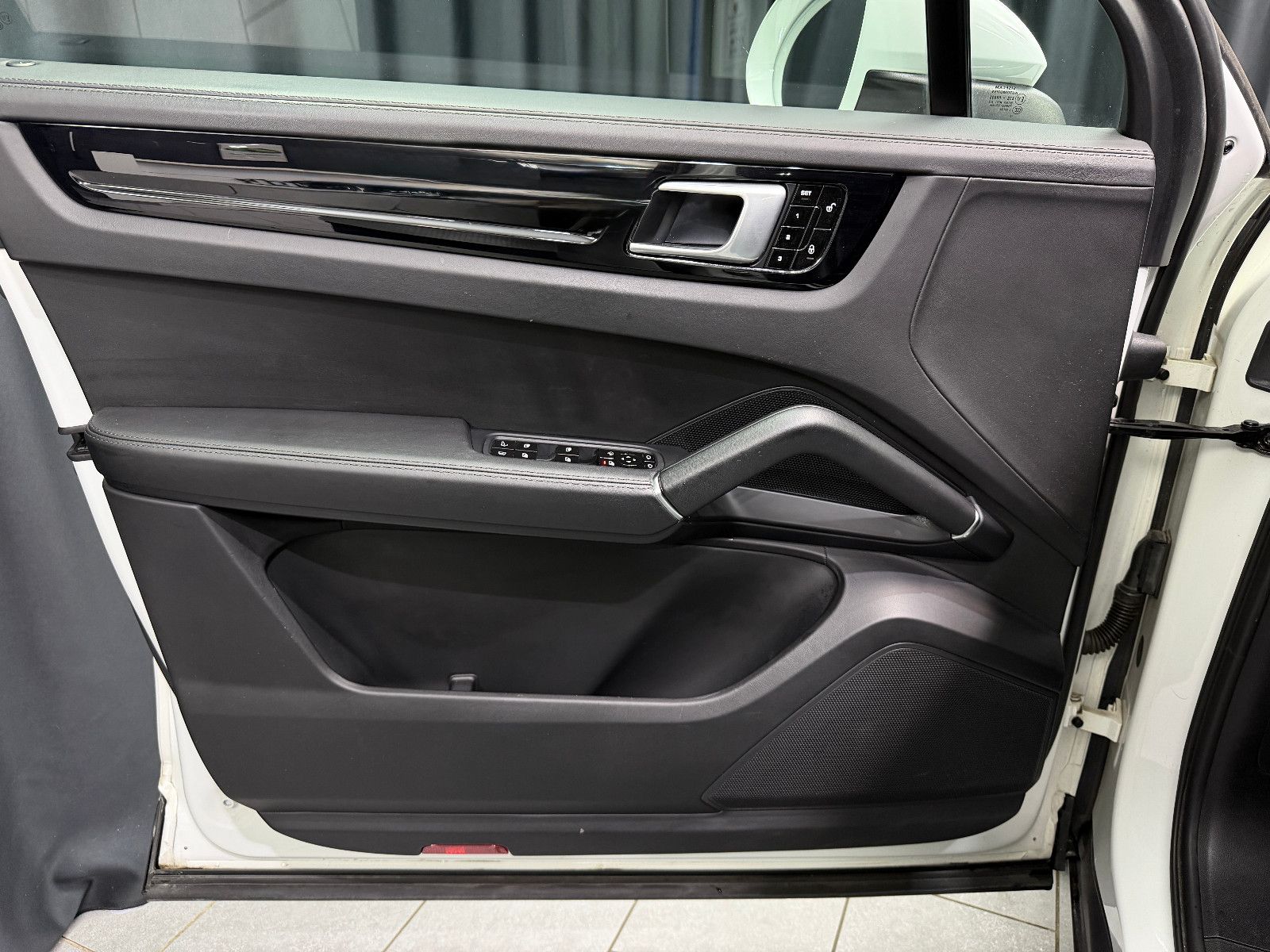 Fahrzeugabbildung Porsche Cayenne E-Hybrid|PANORAMA|SPORT-CHRONO|ACC