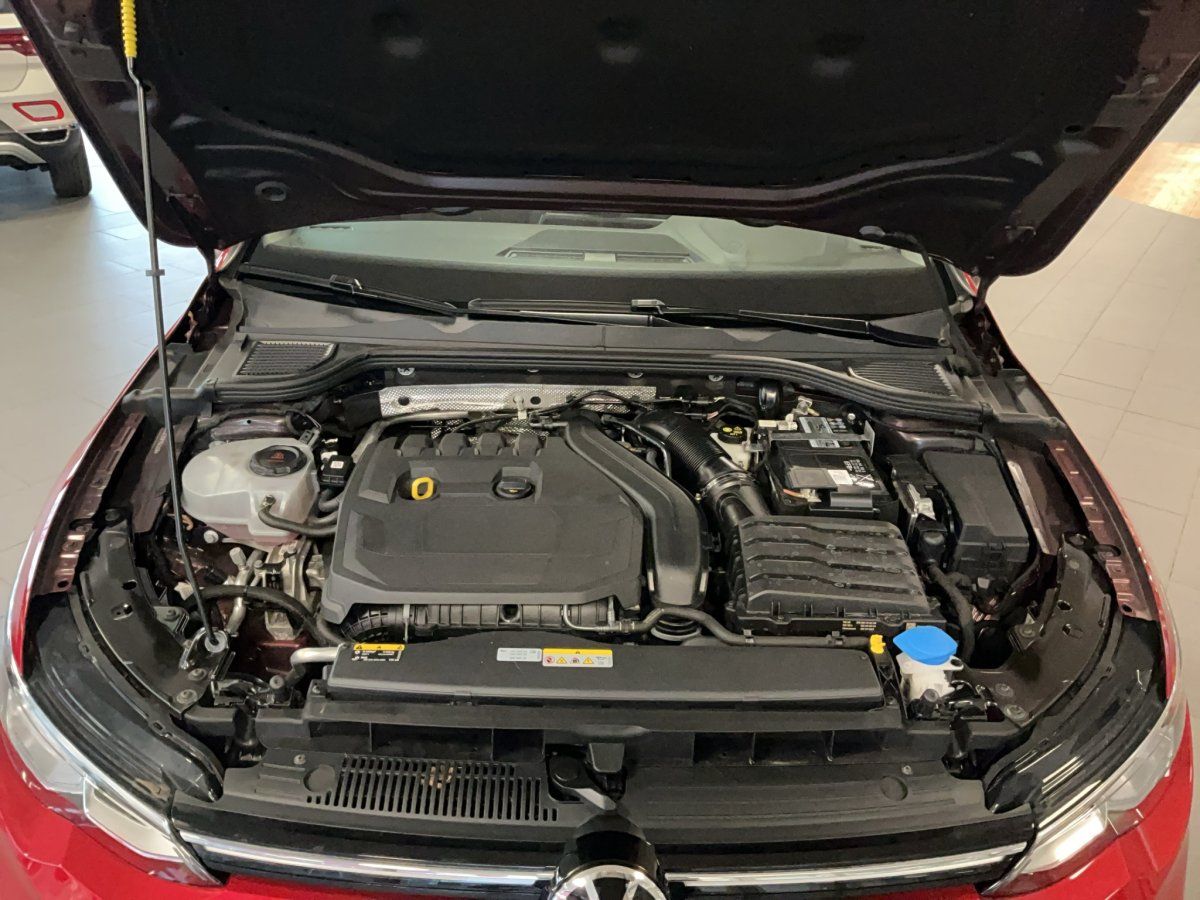 Fahrzeugabbildung Volkswagen Golf VIII Active 1.5 eTSI DSG Pano LED