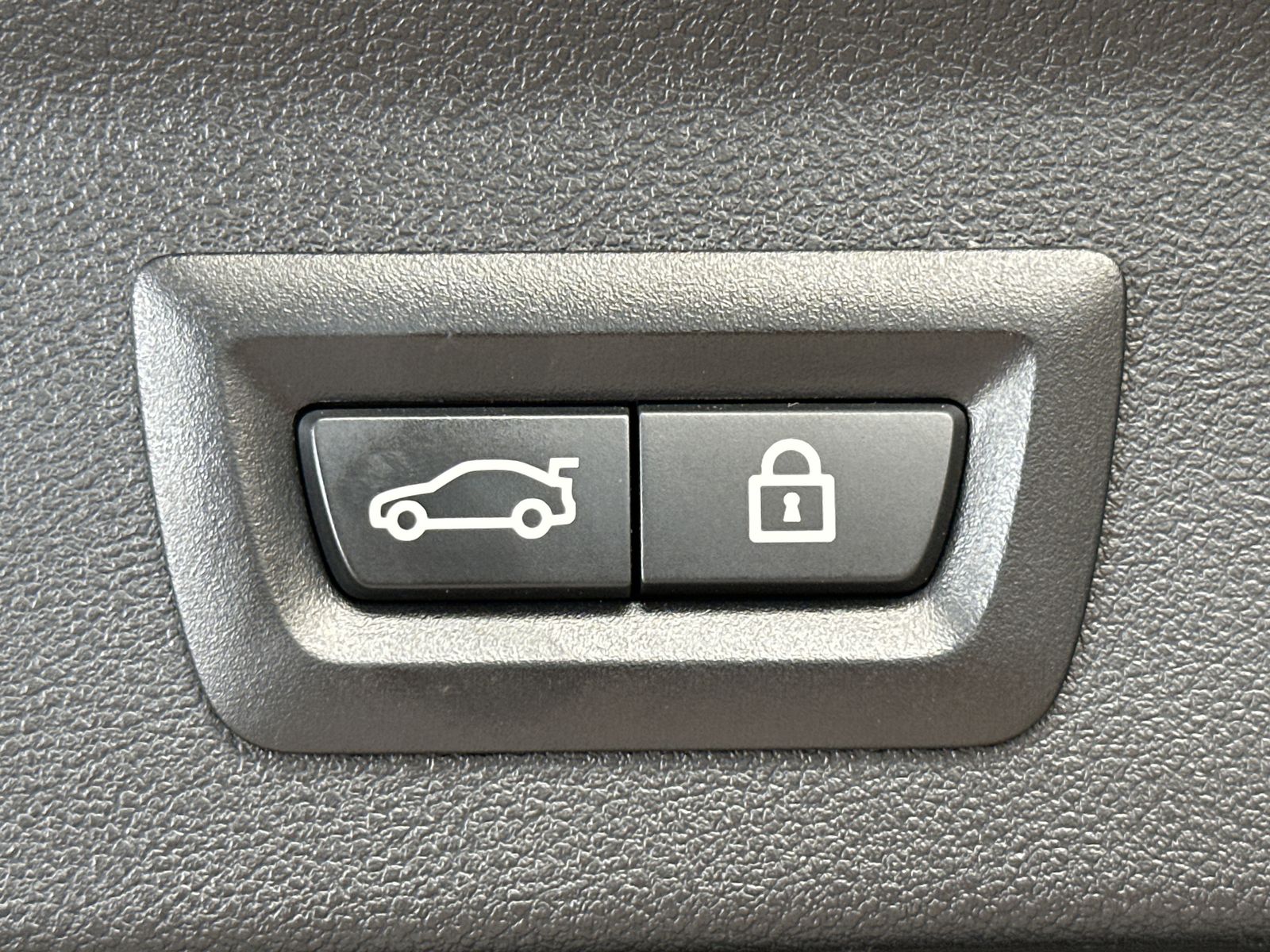 Fahrzeugabbildung BMW X3 xDrive30e M-Sport NAV+LASER+PANO+HUD+KAMERA