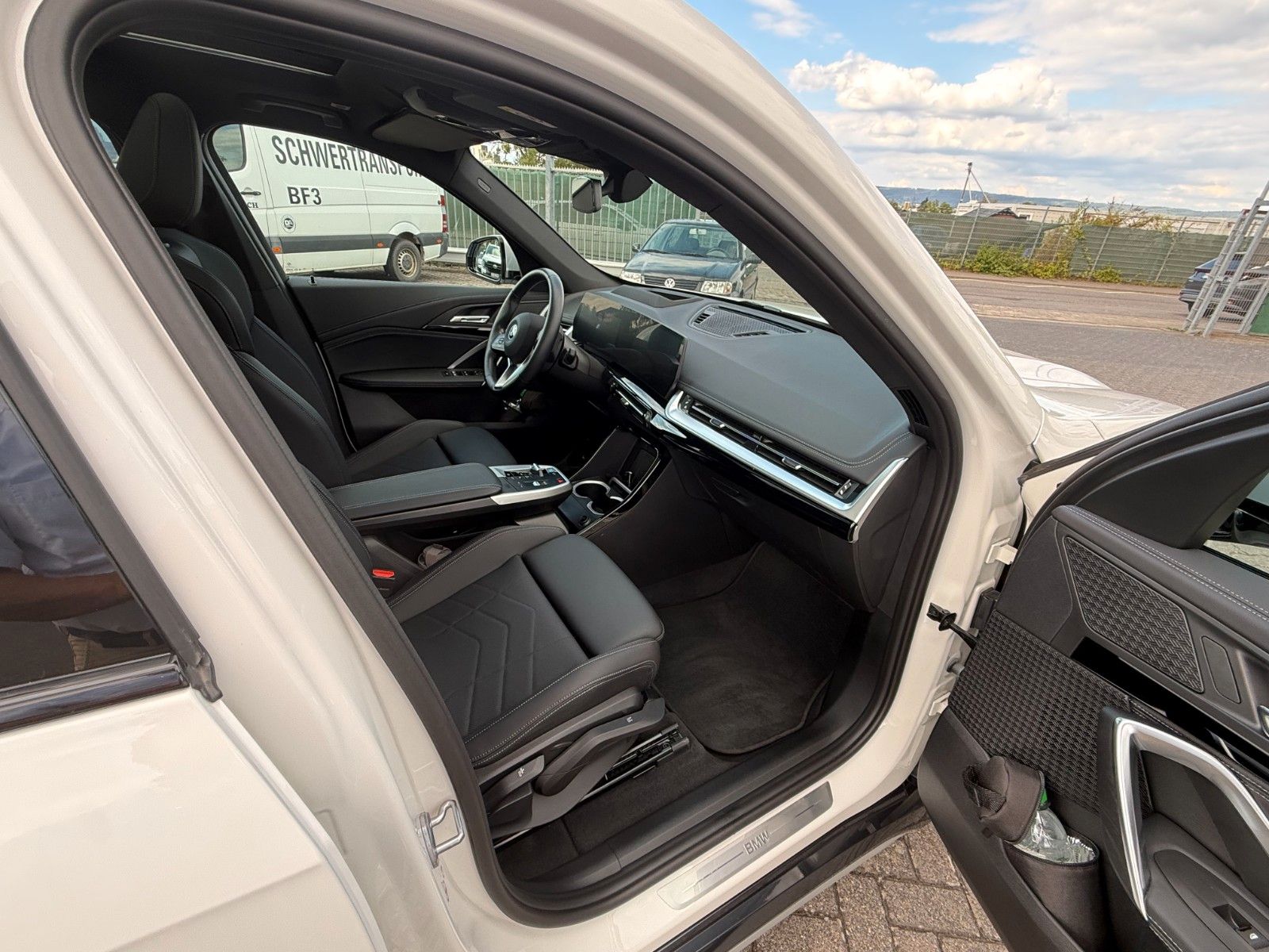 BMW iX1 30 xDRIVE xLINE PANO 19 LEDER AHK LED foto 12