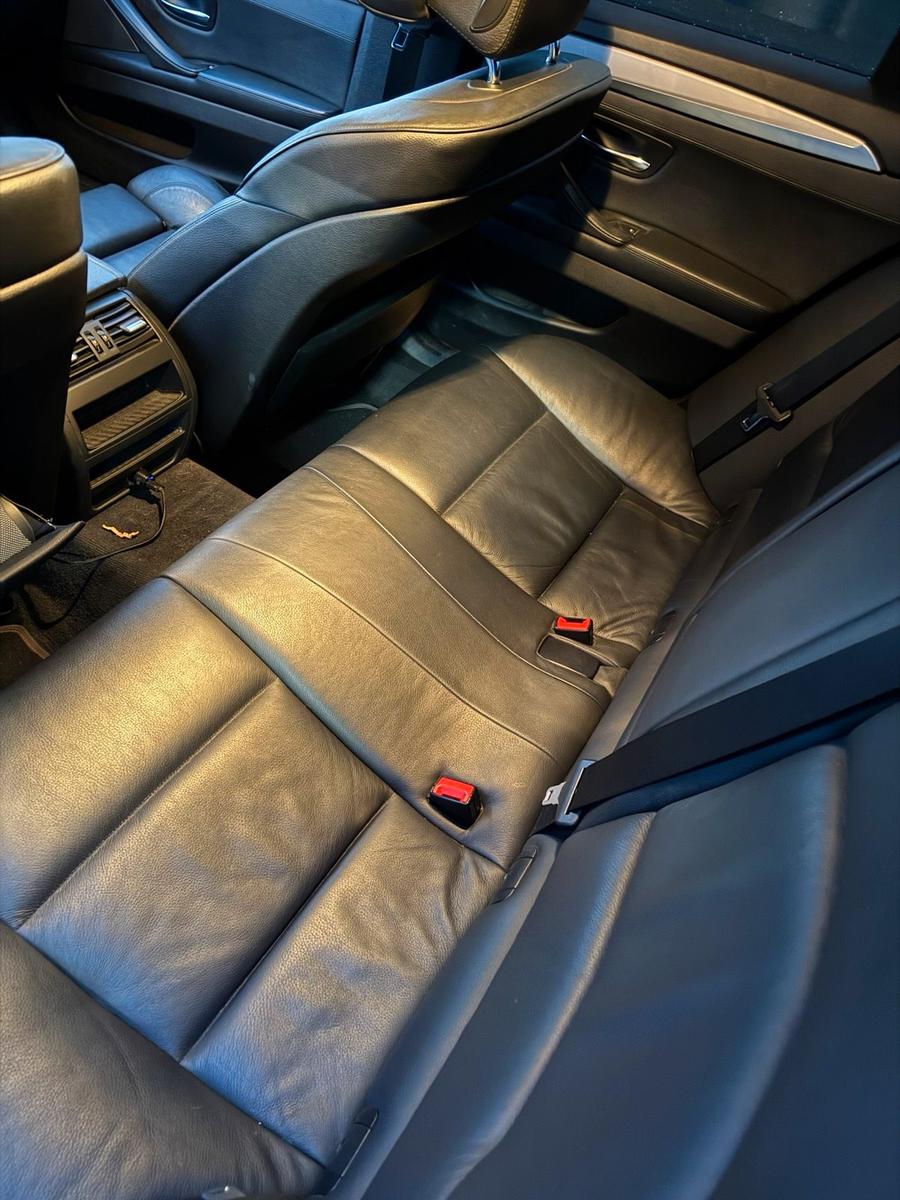 BMW 520 2012 — салон