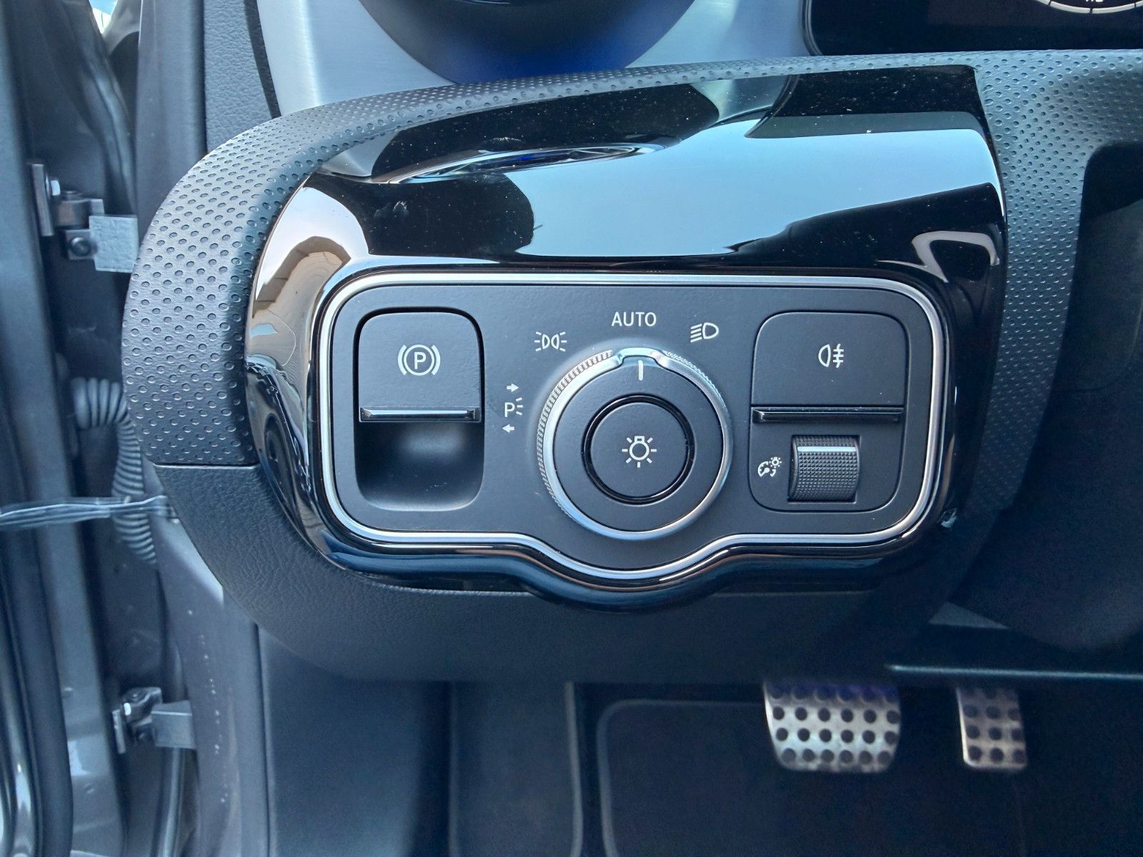 Fahrzeugabbildung Mercedes-Benz A 200 Limousine AMG NIGHT+AHK+MEMORY+360°+Ambien
