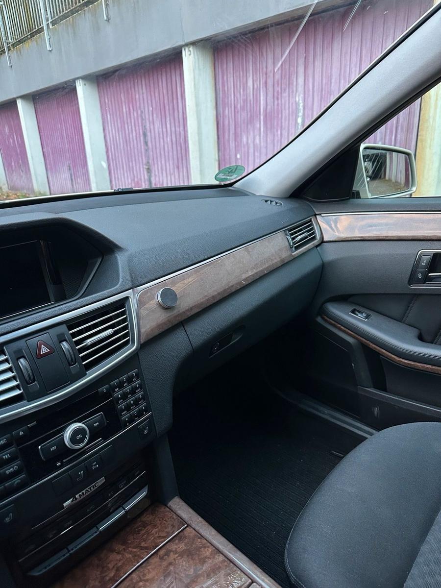Mercedes-Benz E350 2011 — photo 10