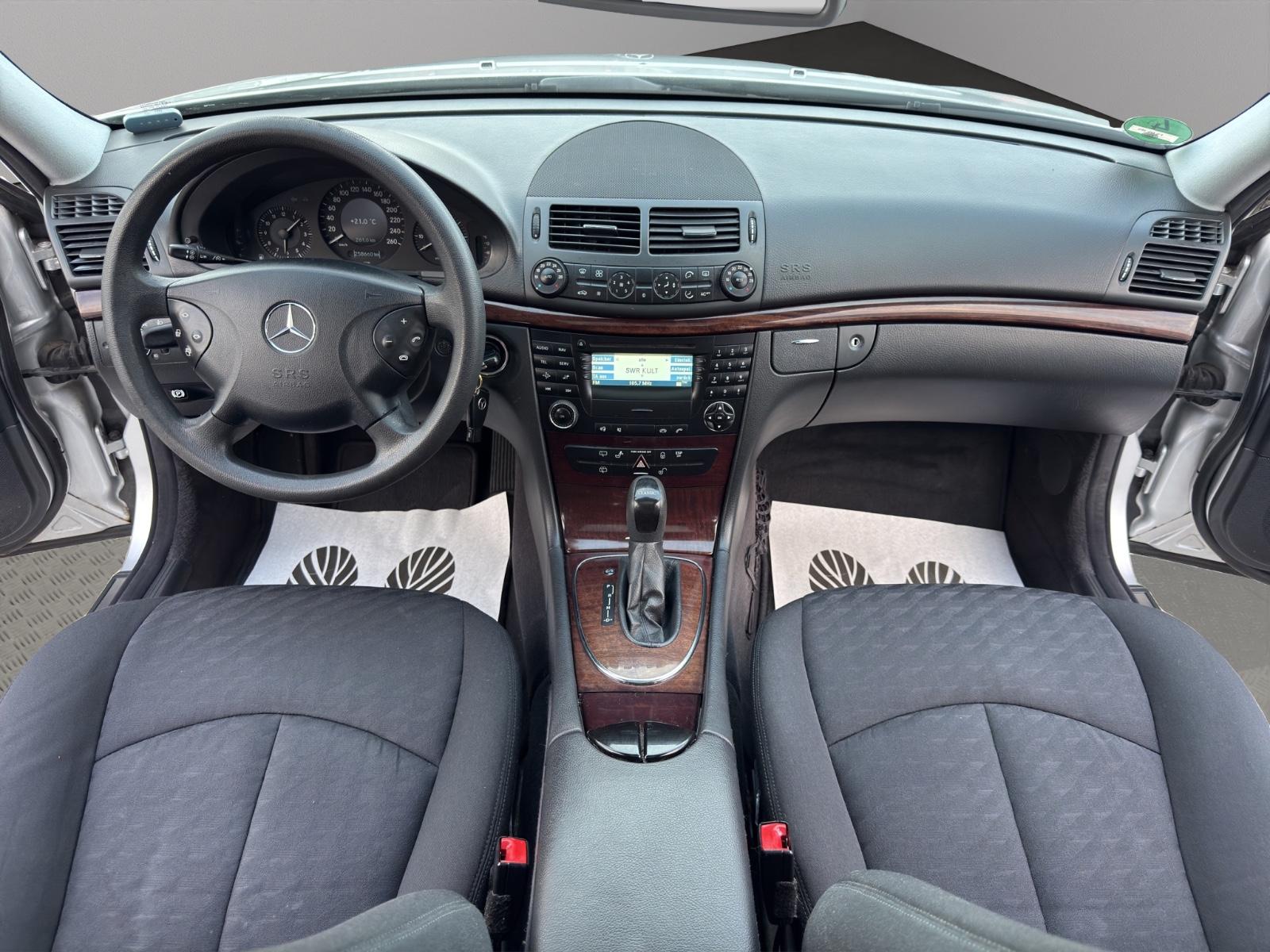 Mercedes-Benz E200 2005 — photo 15