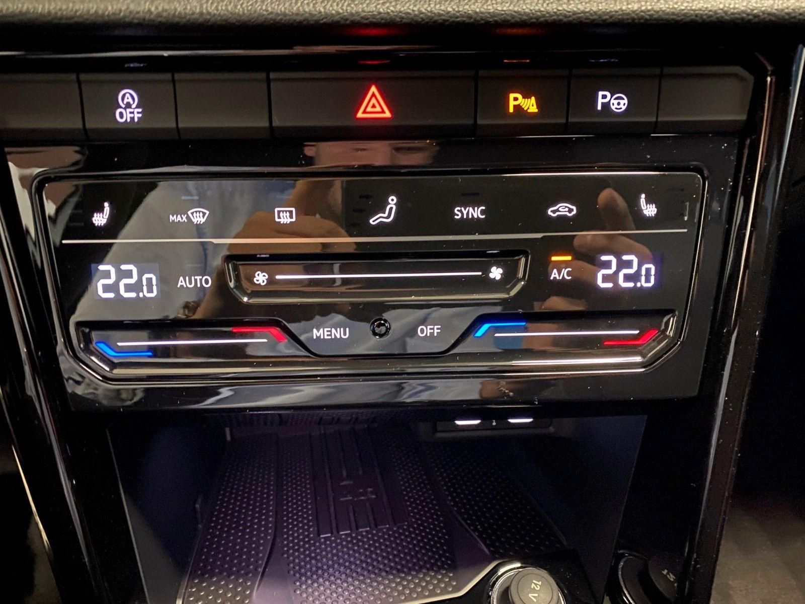 Fahrzeugabbildung Volkswagen T-Roc 1.5 TSI DSG+BLACKSTYLE+PANO+19"+ACC+MATRI+