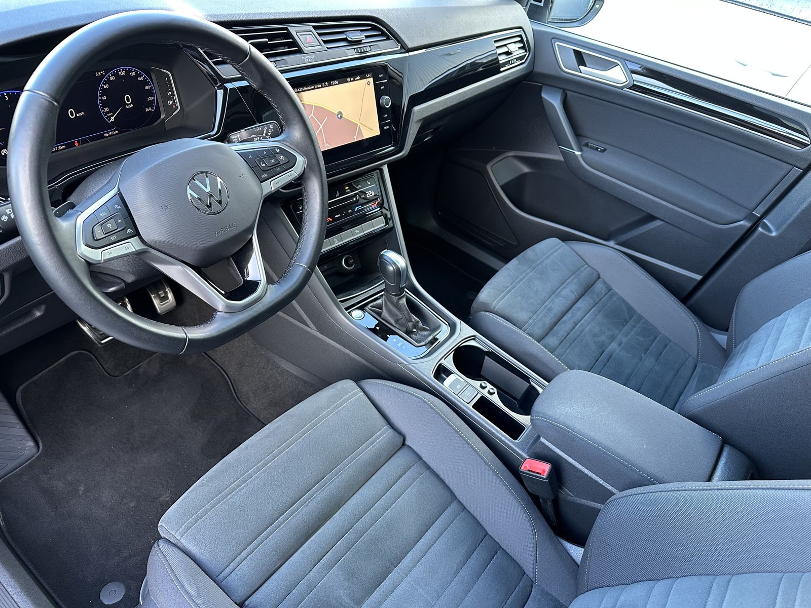 Fahrzeugabbildung Volkswagen Touran 2.0 TDI DSG Highline NAV+LED+AHK+PANO+ACC
