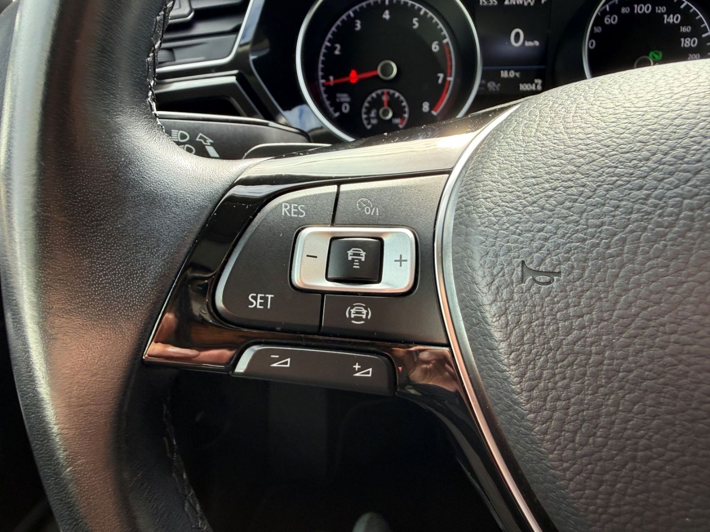 Fahrzeugabbildung Volkswagen Touran Highline BMT Sportpaket AHK Pano Navi LED