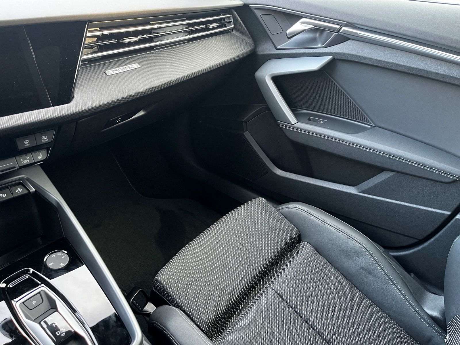 Fahrzeugabbildung Audi S3 Sportback quattro 19" PANO ACC PDC LED