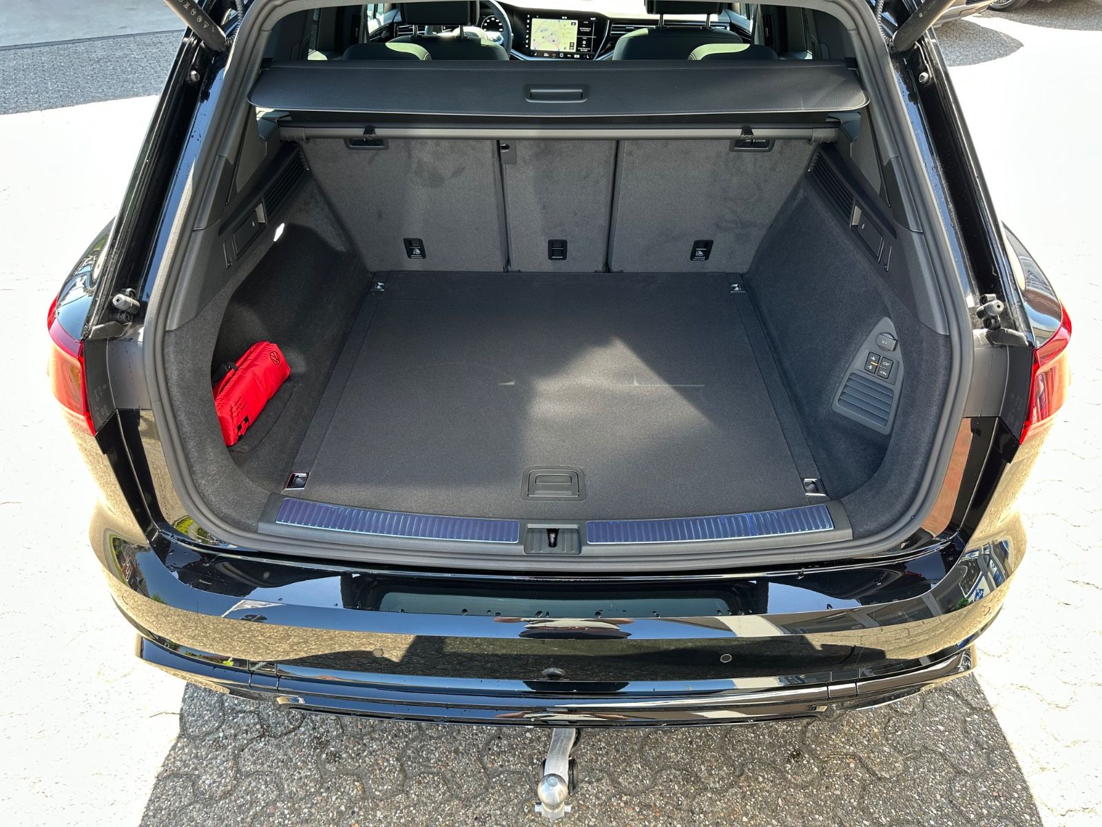 Fahrzeugabbildung Volkswagen Touareg 3.0 TDI 4Motion R-Line Pano/AHK/IQ/Navi